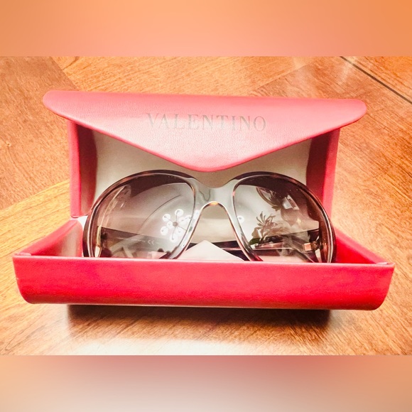 Valentino Garvani vintage sunglasses. main image 5